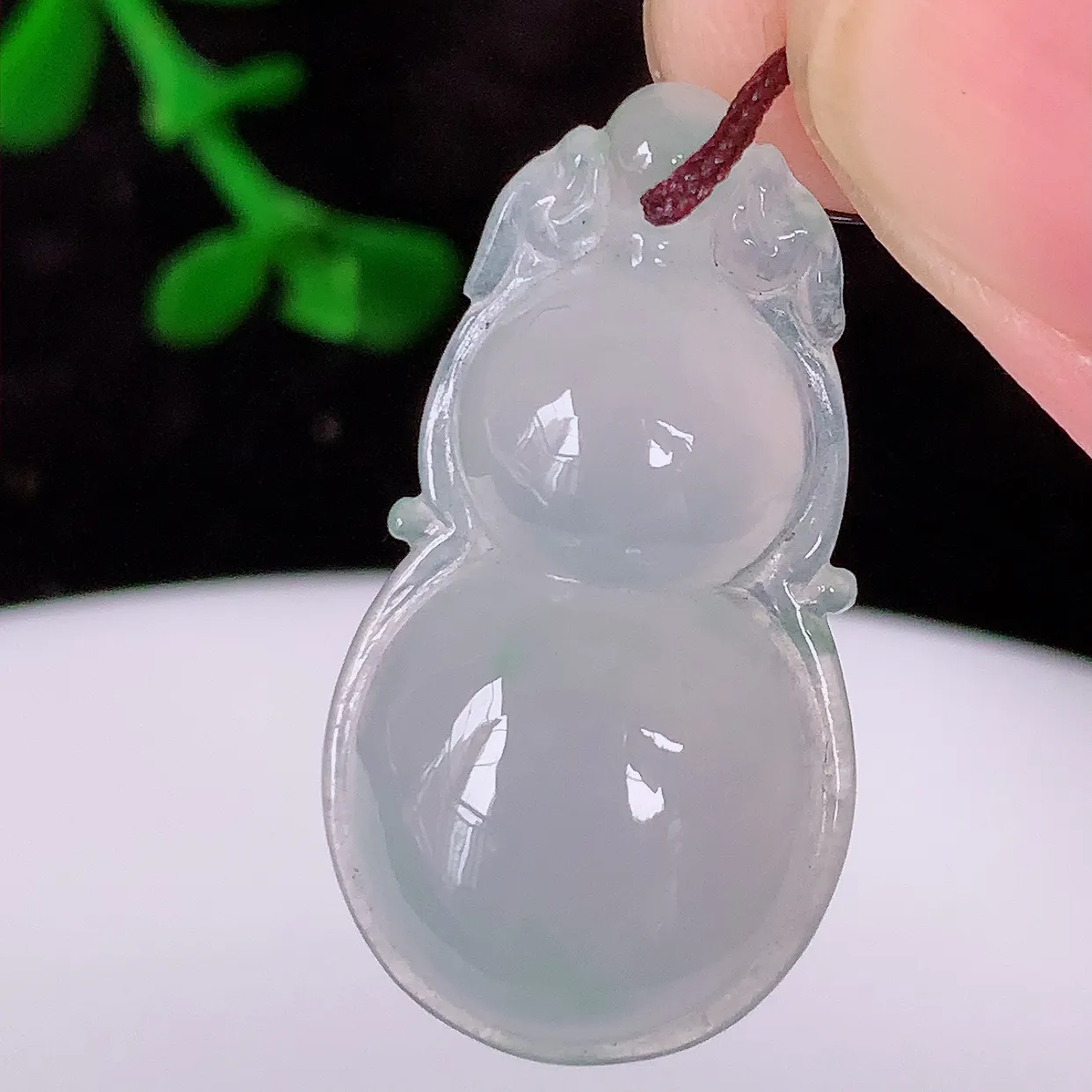 自然光实拍，冰种飘花翡翠葫芦吊坠，寓意福禄双全，财源滚滚，清新脱俗，佩戴效果优雅迷人！#57.2