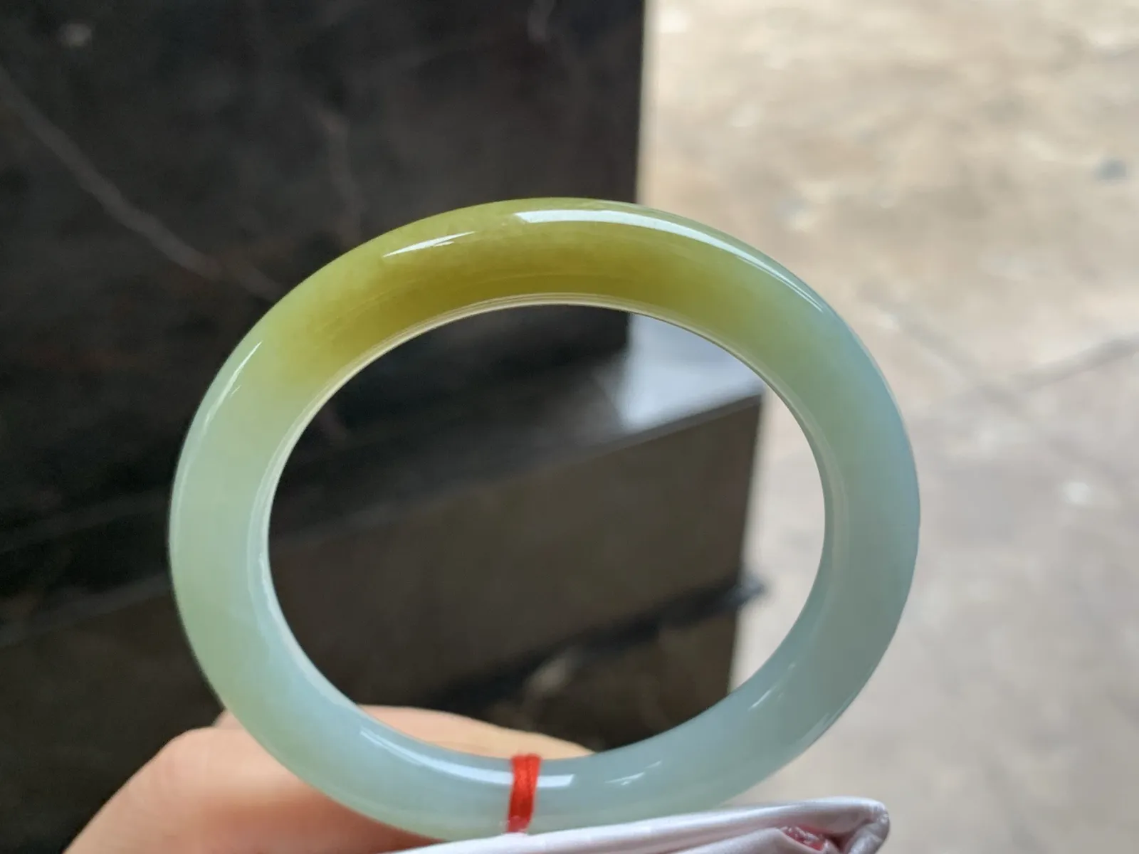 53.5-9

黄翡圆条手镯^_^颜色鲜艳 浓郁