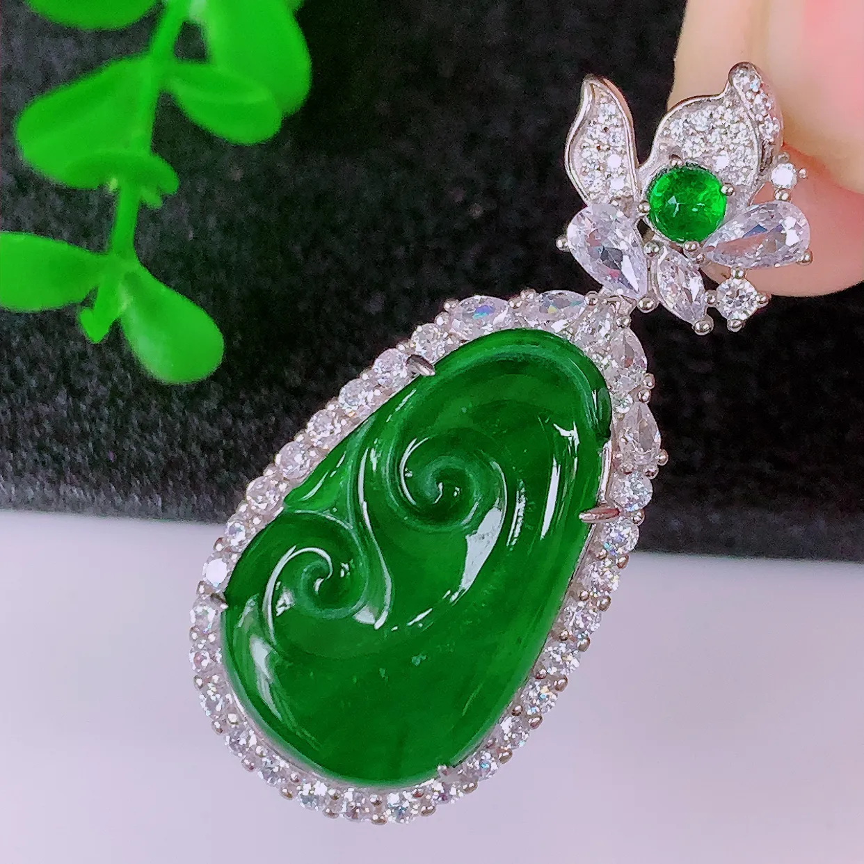 冰透满绿翡翠925银镶嵌如意吊坠，自然光实拍，翠色灵动，颜色漂亮，种老水足，品相佳，佩戴佳品！#98.2整体41.5*18*9裸石24-14.5