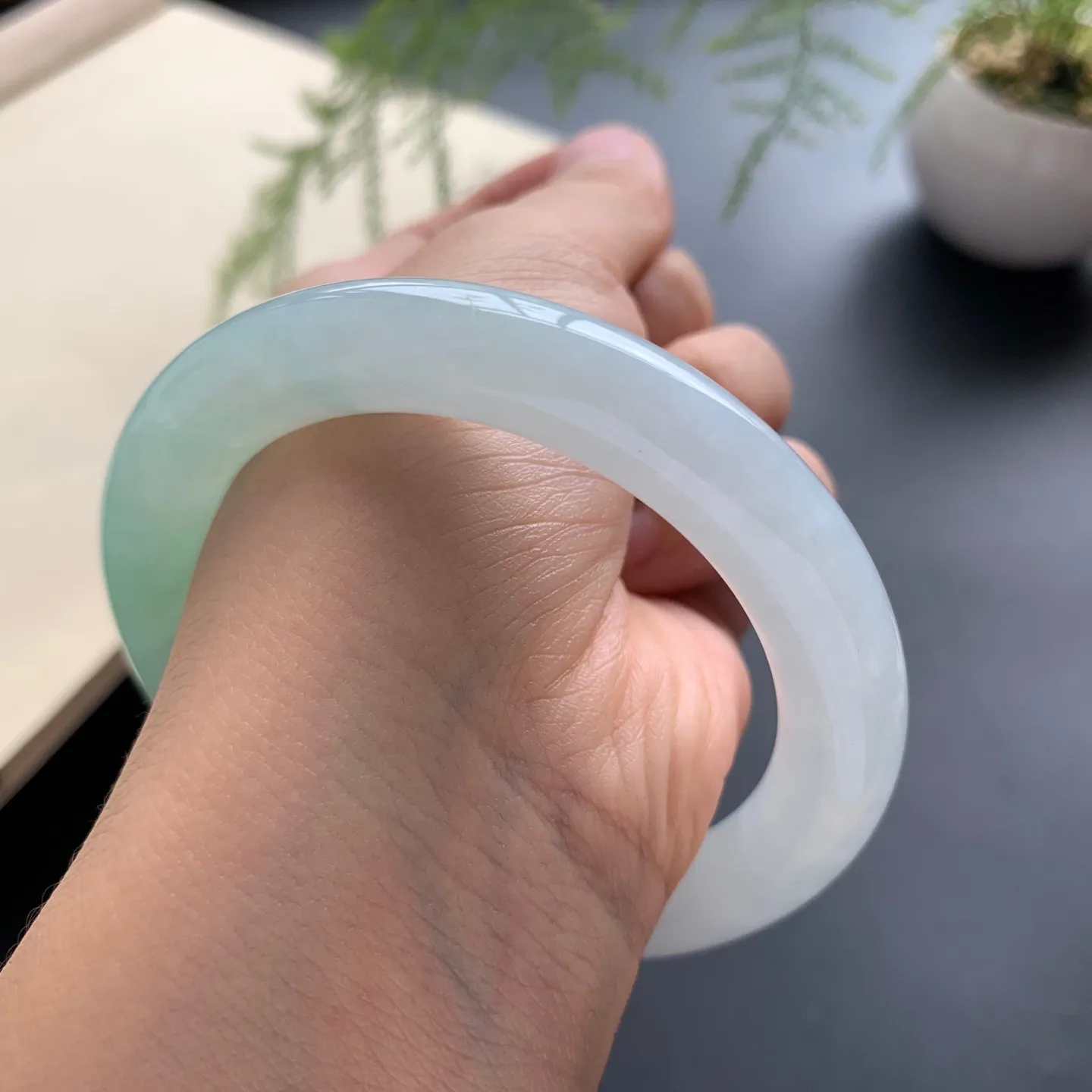 55.3圈口飘绿圆条手镯 尺寸：55.3-10-10.3，无纹裂，色泽靓丽，条形饱满