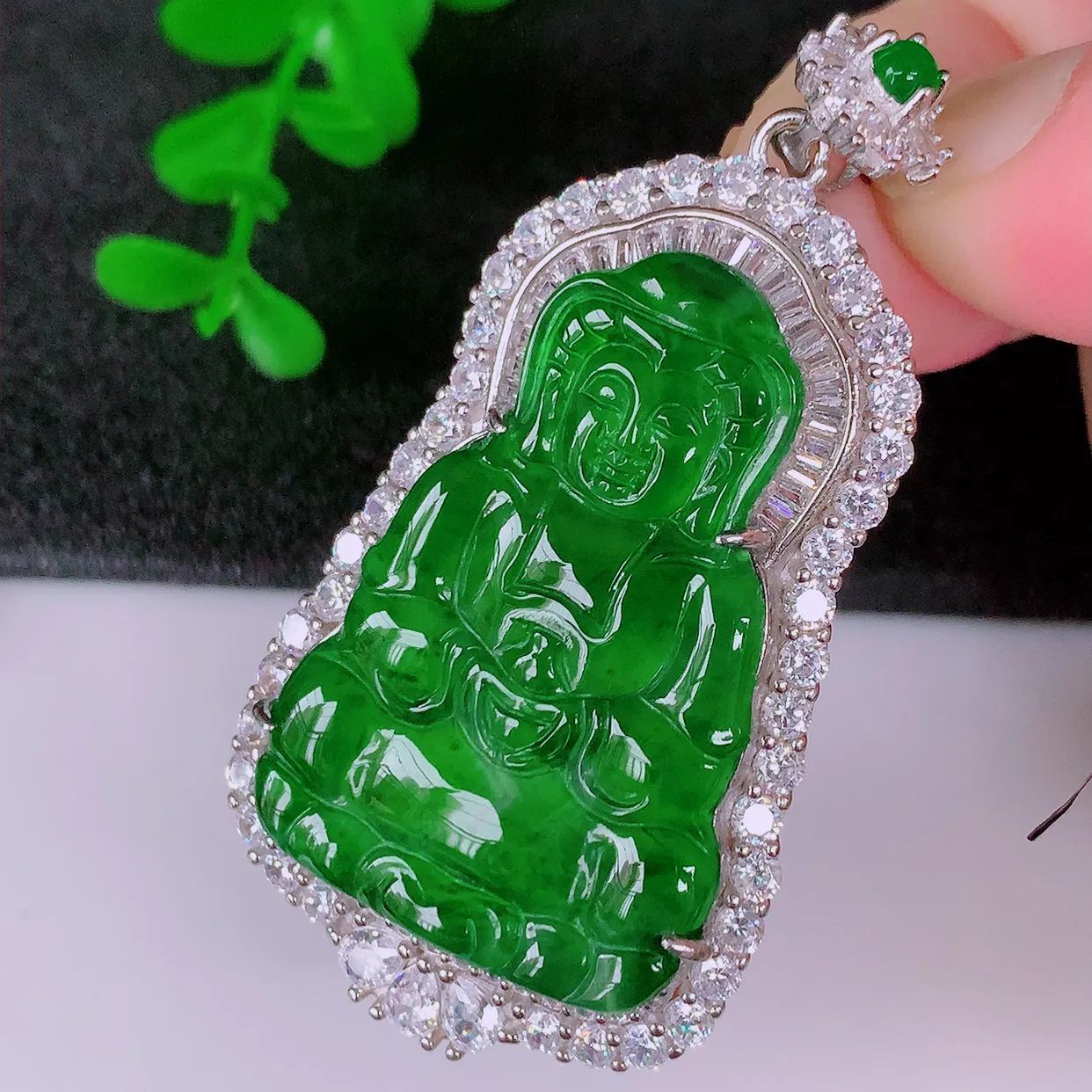 冰透满绿翡翠925银镶嵌观音吊坠，自然光实拍，翠色灵动，颜色漂亮，种老水足，品相佳，佩戴佳品！#98.2整体54.5*28.8*9.2裸石35*23