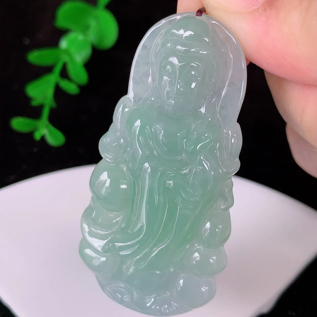 自然光实拍，冰飘绿翡翠观音菩萨吊坠，赐福观音，玉润通透，慈祥端庄！#57.2