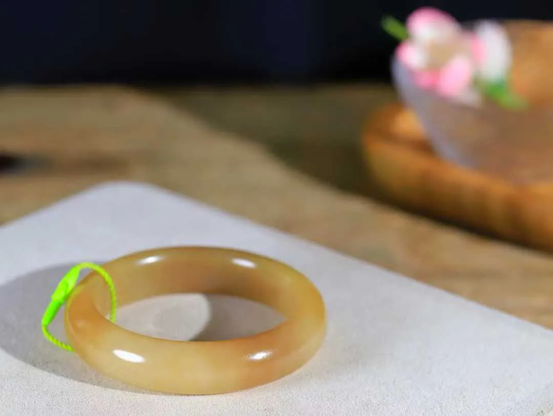 【婉约佳人.手镯】

精品和田玉糖白玉手镯 玉质温润细腻 油性十足 手感舒适，高华雅逸，线条流畅，简约大气，美自天成，素雅高贵。佩戴于腕间，婉约之美，举手投足间透出那份低调奢华。重59.3克 内径53mm尺寸14-9mm   FDT-581042731