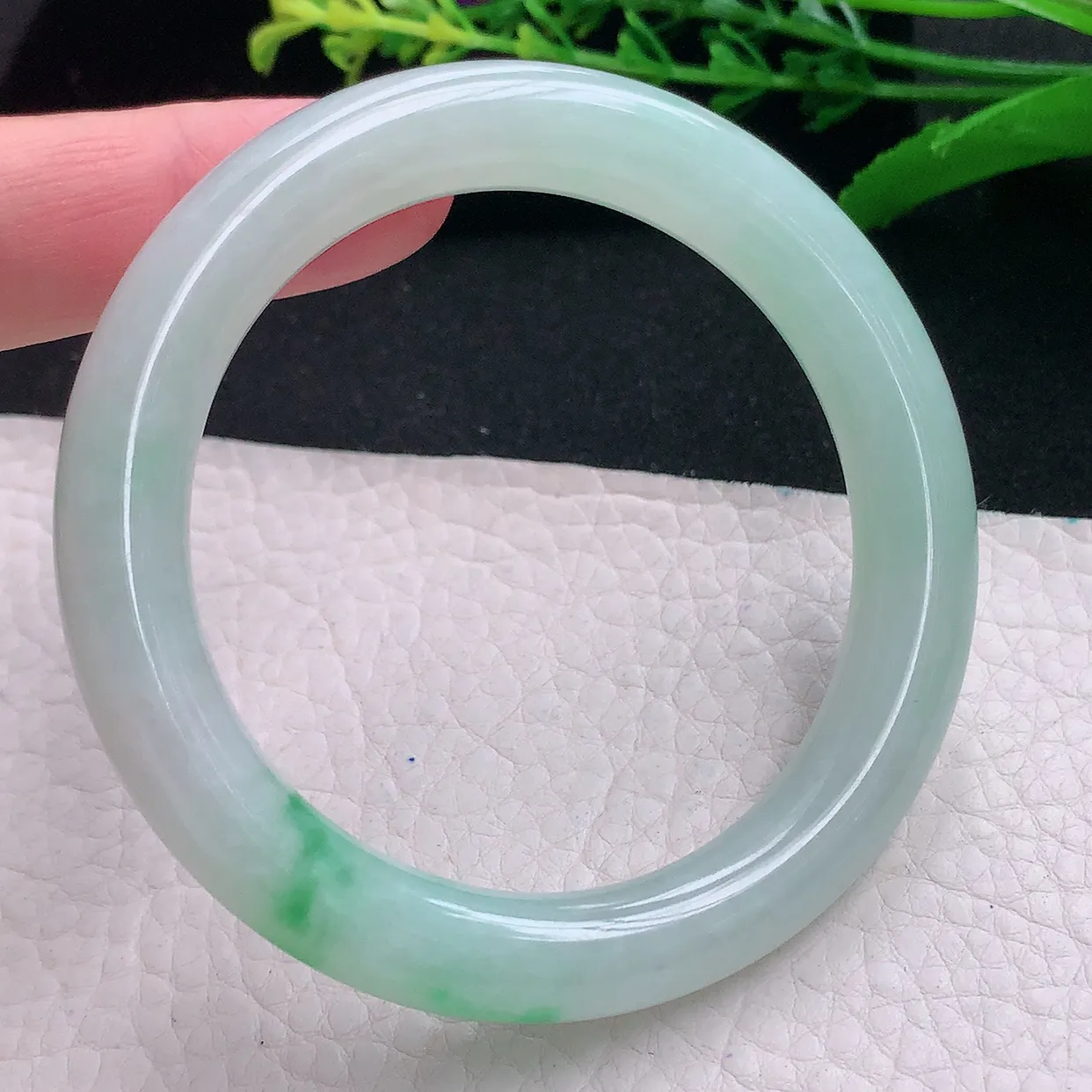 yh自然光55.8*10*9.5美人镯 天然缅甸翡翠a货水润飘阳绿圆条玉镯子