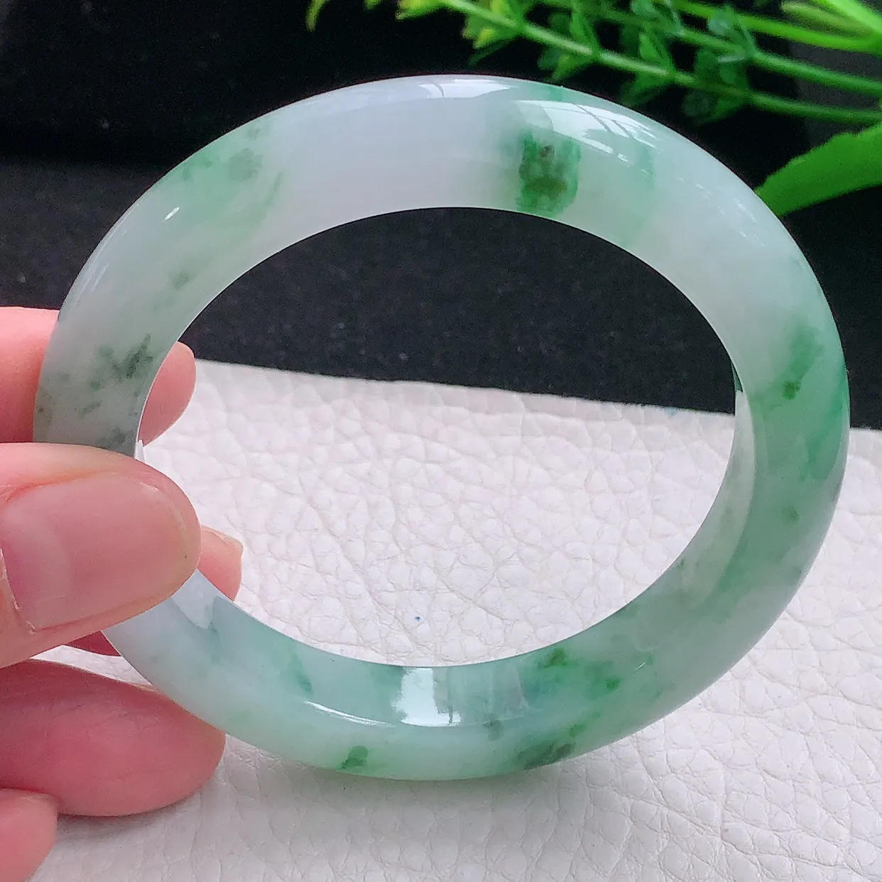 js自然光56*10.8*9.3平安镯 天然缅甸翡翠a 货冰飘绿花清秀宽边玉镯子