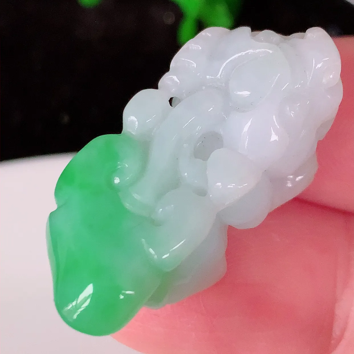 自然光实拍，冰润飘绿翡翠招财貔貅吊坠， 翠色灵动，种老水足，寓意好，品相佳，佩戴佳品！#81.2