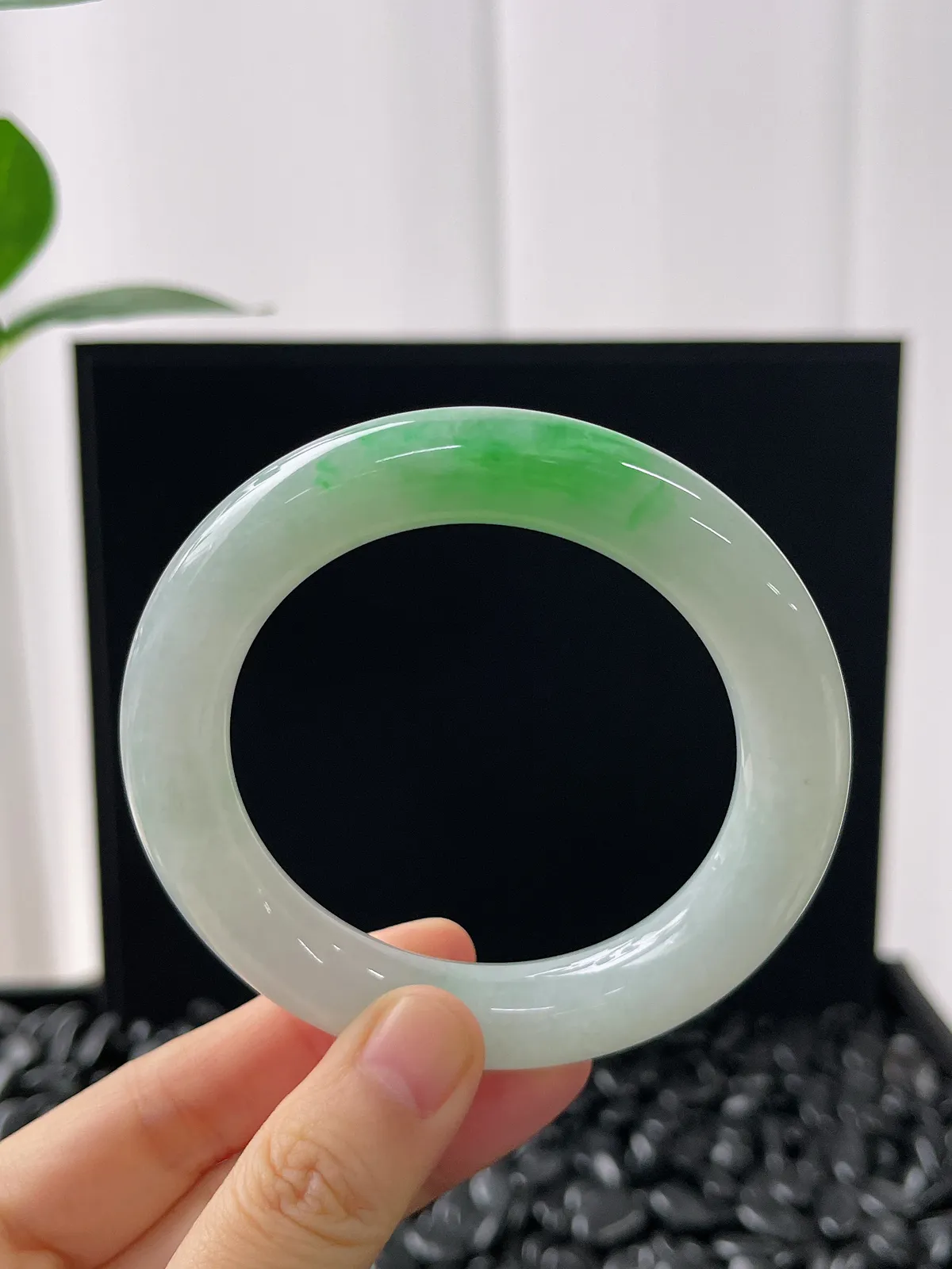 圆镯54.4圈口，翡翠冰糯种飘绿手镯