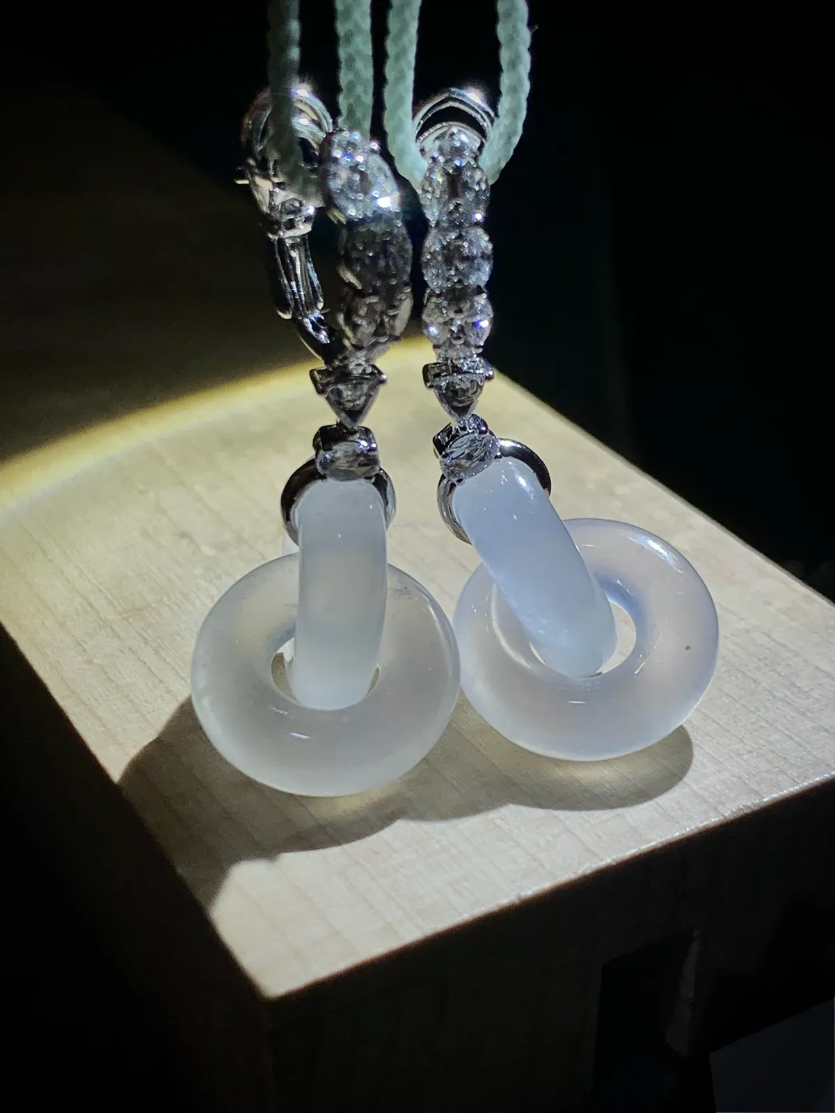 【镶嵌新品】
白冰环环相扣耳坠，
41.5-单圈裸石15.3-5.2mm，
18K，南非钻，