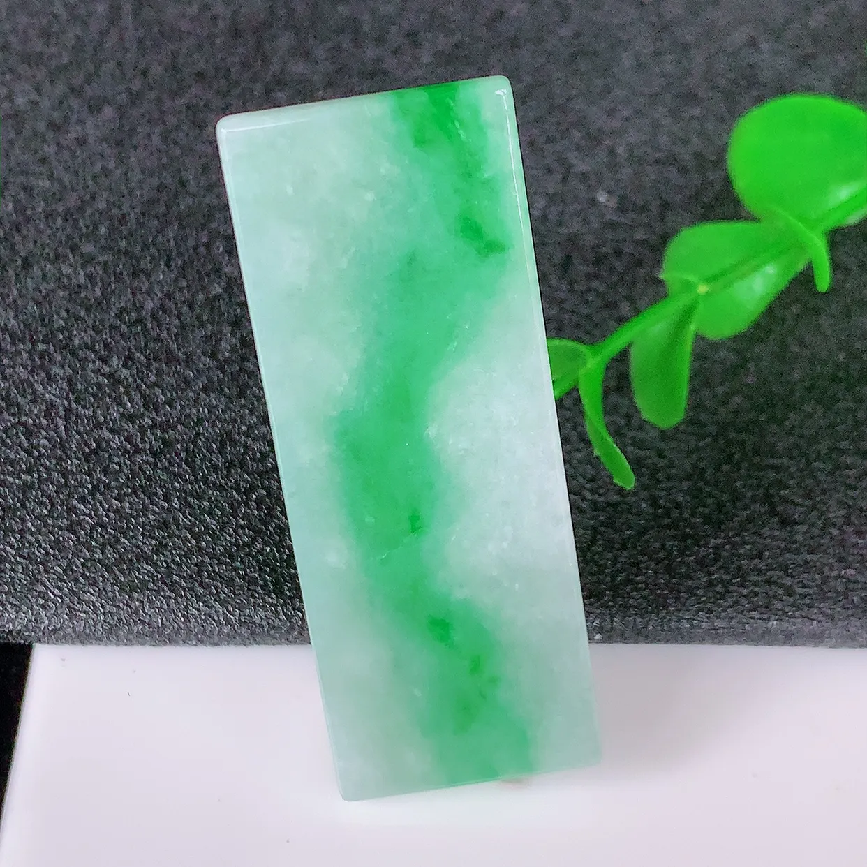 自然光实拍，冰润飘绿翡翠平安无事牌吊坠，平平安安，无事牌翠色灵动，佩戴平安时尚！#05.2