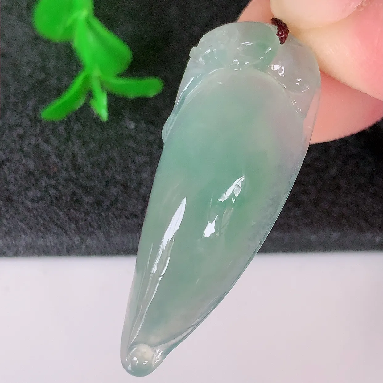 自然光实拍，冰种飘花翡翠招财福瓜吊坠，精美饱满福瓜，种水足，形态圆润饱满，福相十足 ！#01.2