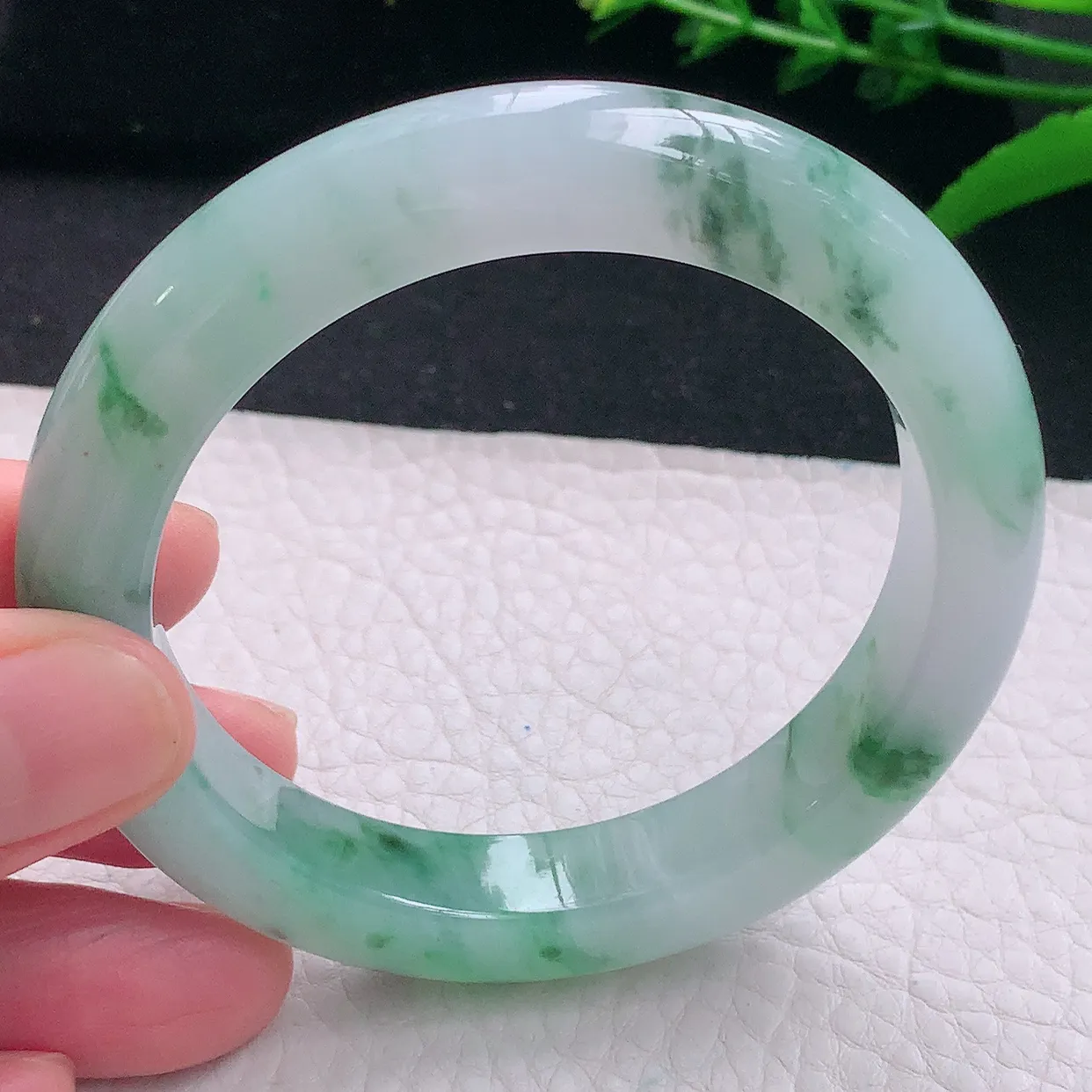 js自然光56*10.8*9.3平安镯 天然缅甸翡翠a 货冰飘绿花清秀宽边玉镯子