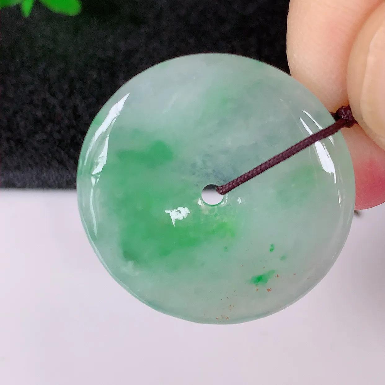 自然光实拍，冰种飘绿翡翠平安扣吊坠，翠色灵动，种老水足，寓意好，品相佳，佩戴佳品！#41.2