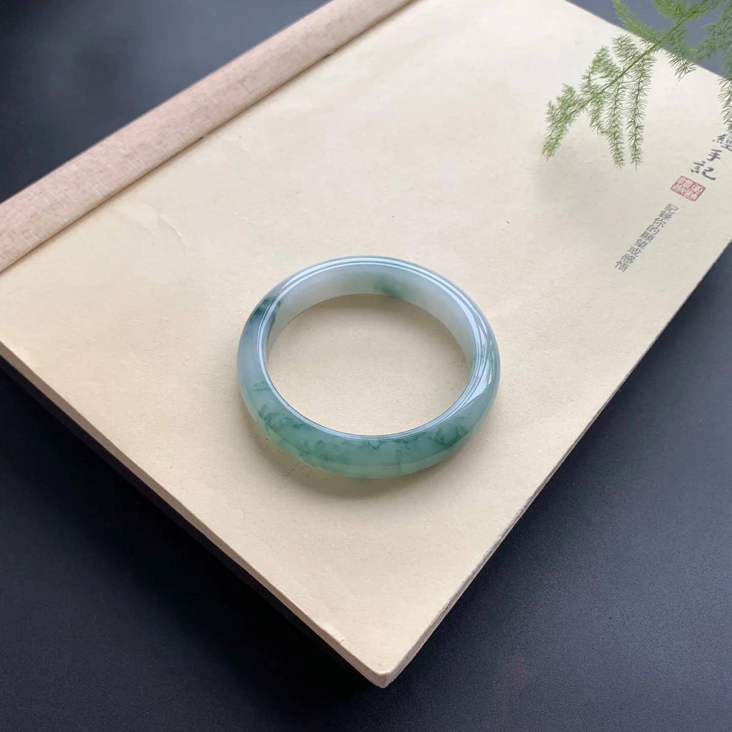 54.6圈口飘花正圈手镯 尺寸：54.6-12.5-7.8，无纹裂，花色浓郁，细腻光滑