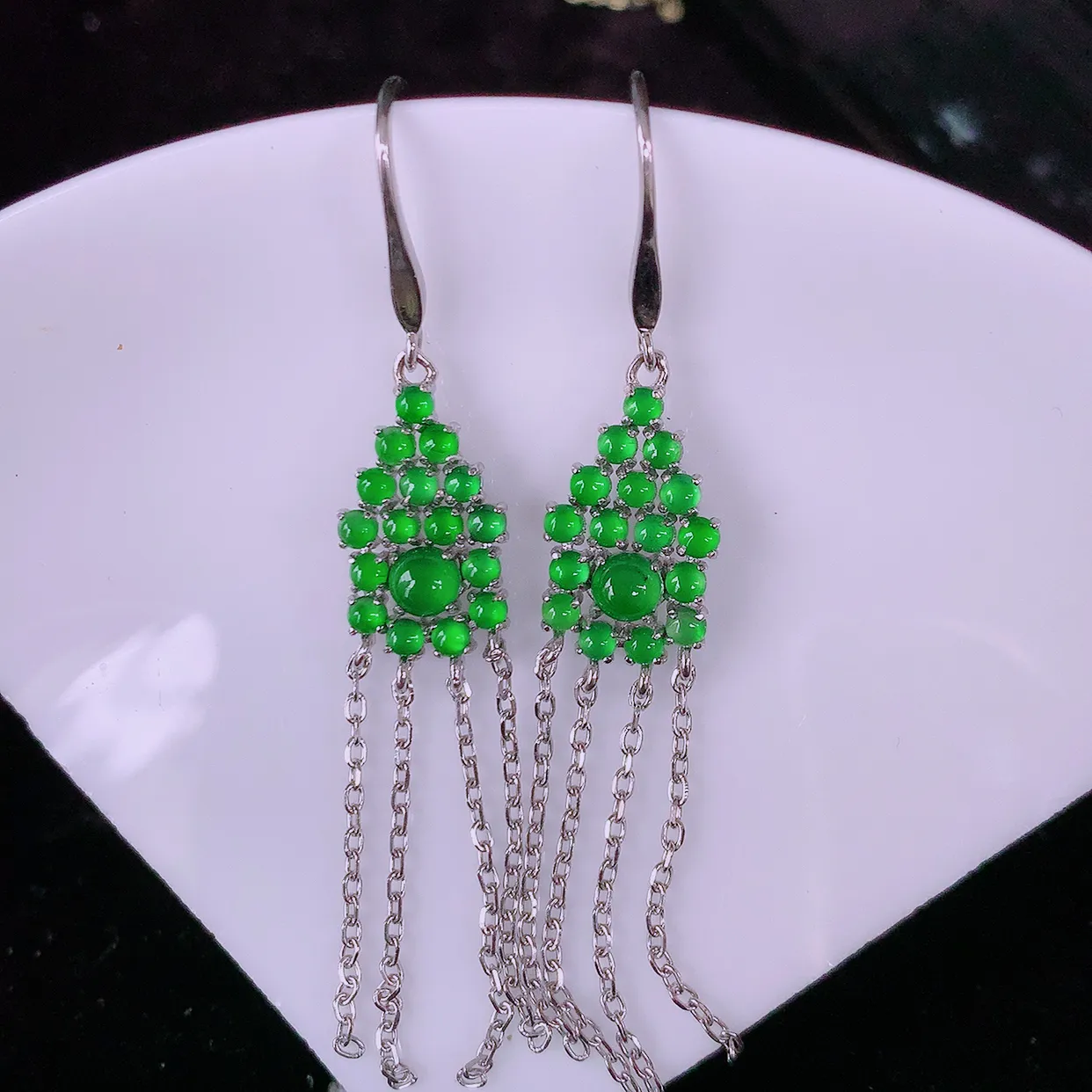 冰透满绿翡翠925银镶嵌耳坠，自然光实拍，翠色灵动，颜色漂亮，种老水足，品相佳，佩戴佳品！#98.2整体59.5*10*3.5裸石3-3