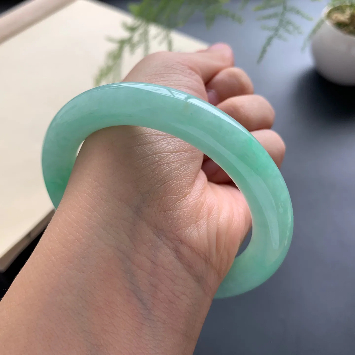 56.2圈口满色圆条手镯 尺寸：56.2-10.2-10，无纹裂，细腻光滑，色泽靓丽