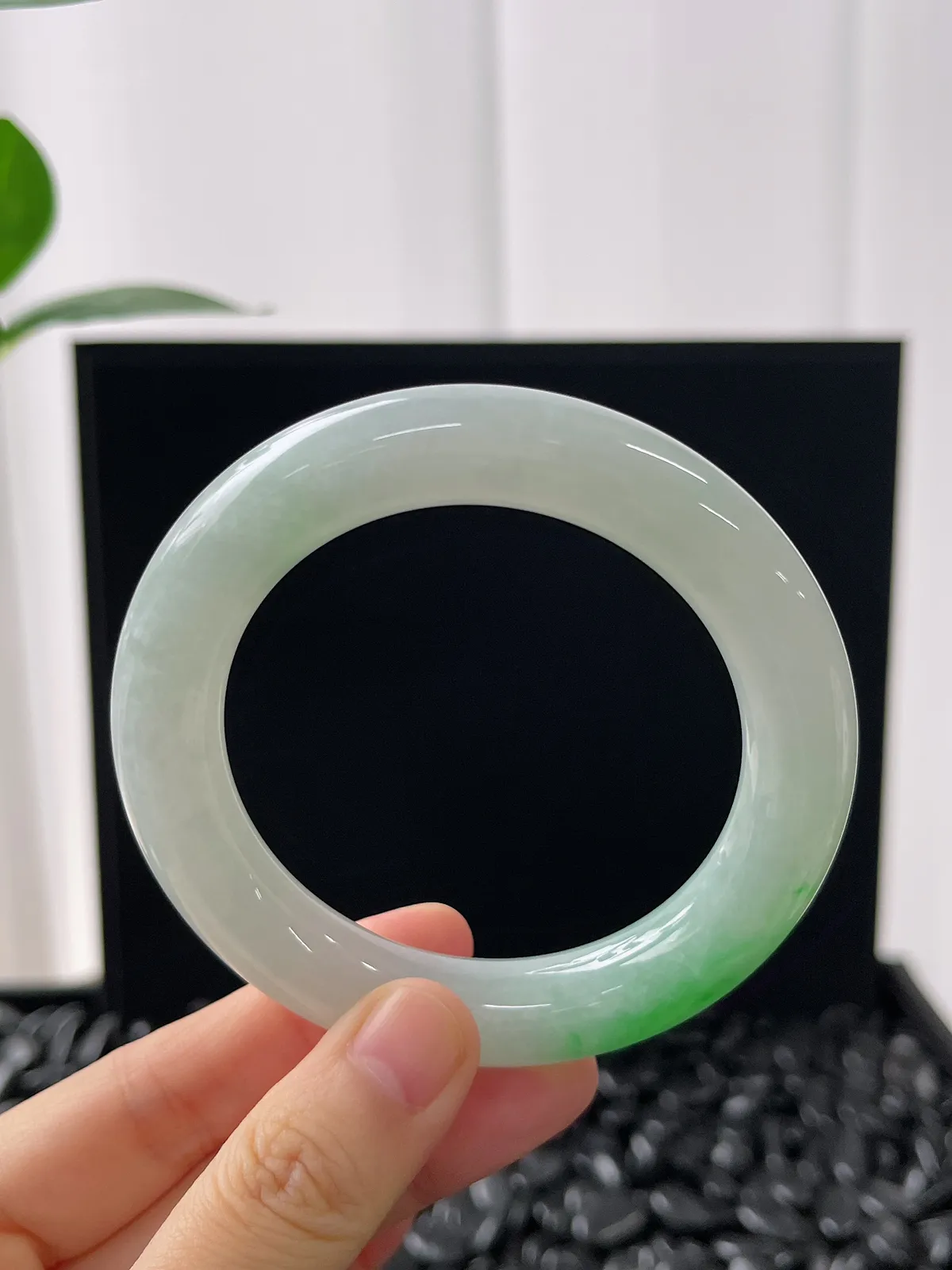 圆镯54.4圈口，翡翠冰糯种飘绿手镯