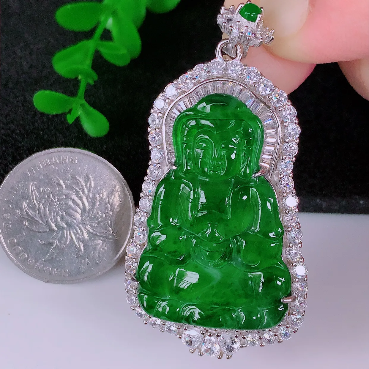 冰透满绿翡翠925银镶嵌观音吊坠，自然光实拍，翠色灵动，颜色漂亮，种老水足，品相佳，佩戴佳品！#98.2整体54.5*28.8*9.2裸石35*23