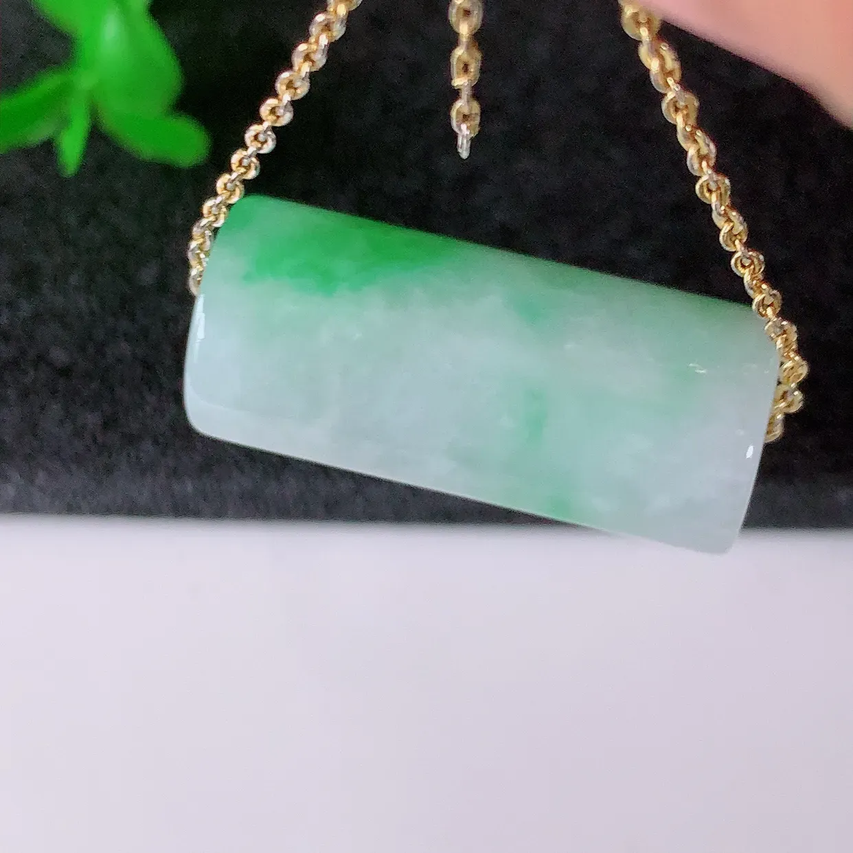 自然光实拍，冰润飘绿翡翠路路通吊坠，寓意时来运转、财源滚滚，款式新颖时尚，日常百搭的款！配图银链#05.2