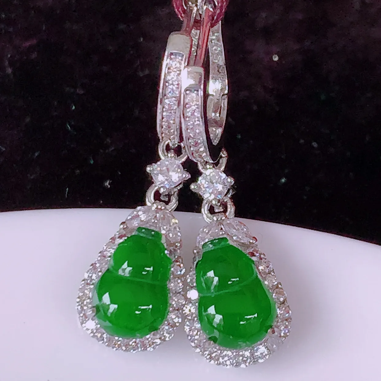 冰透满绿翡翠925银镶嵌葫芦耳坠，自然光实拍，翠色灵动，颜色漂亮，种老水足，品相佳，佩戴佳品！#98.2整体30*8.5*5.8裸石9*6