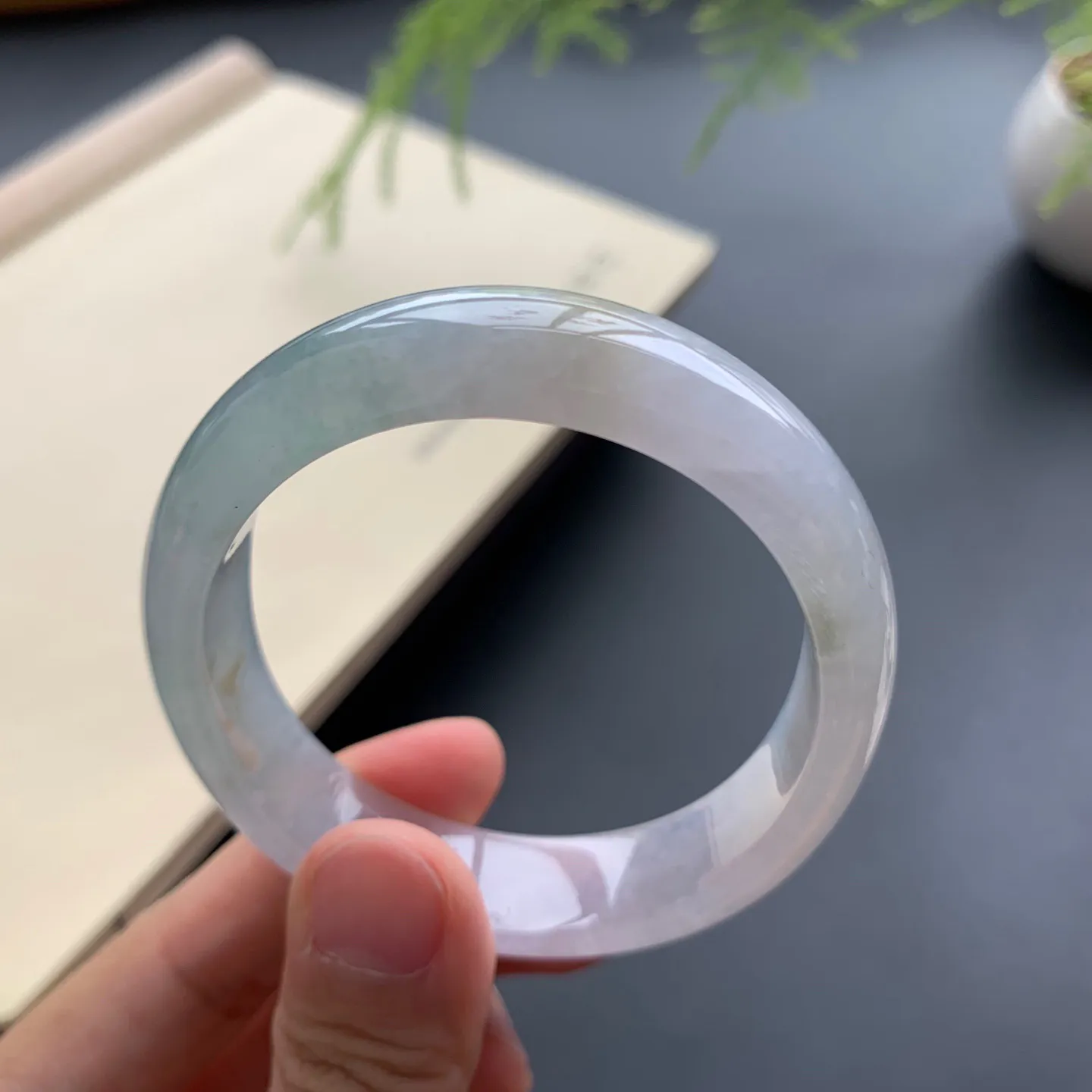 54圈口冰油贵妃手镯 尺寸：54-47.8-13-6.8，无纹裂，水润光滑，胶感十足