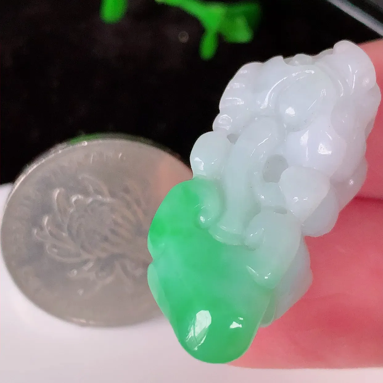 自然光实拍，冰润飘绿翡翠招财貔貅吊坠， 翠色灵动，种老水足，寓意好，品相佳，佩戴佳品！#81.2