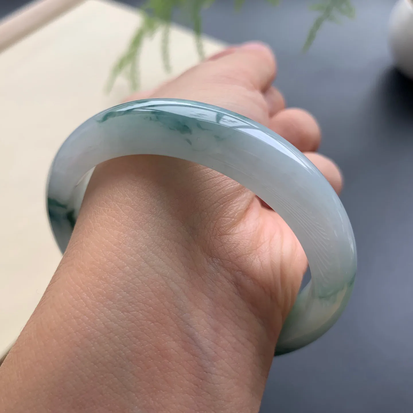 54.6圈口飘花正圈手镯 尺寸：54.6-12.5-7.8，无纹裂，花色浓郁，细腻光滑