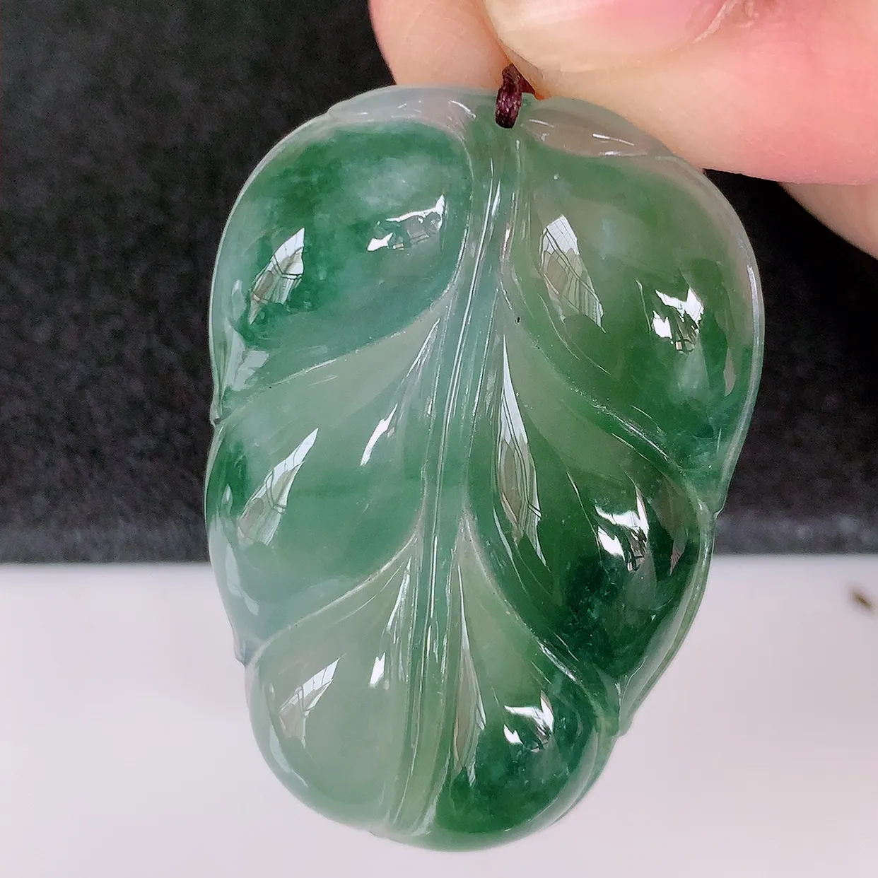 自然光实拍，冰胶水润飘花翡翠叶子吊坠 ，种水足，色泽清新，工艺精湛，叶子寓意美好；金枝玉叶，事业有成
