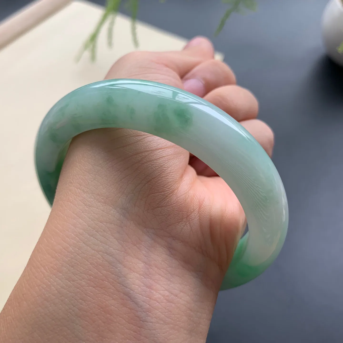 58.3圈飘绿正圈手镯 尺寸：58.3-12.5-9，无纹裂，细腻光滑，色泽靓丽