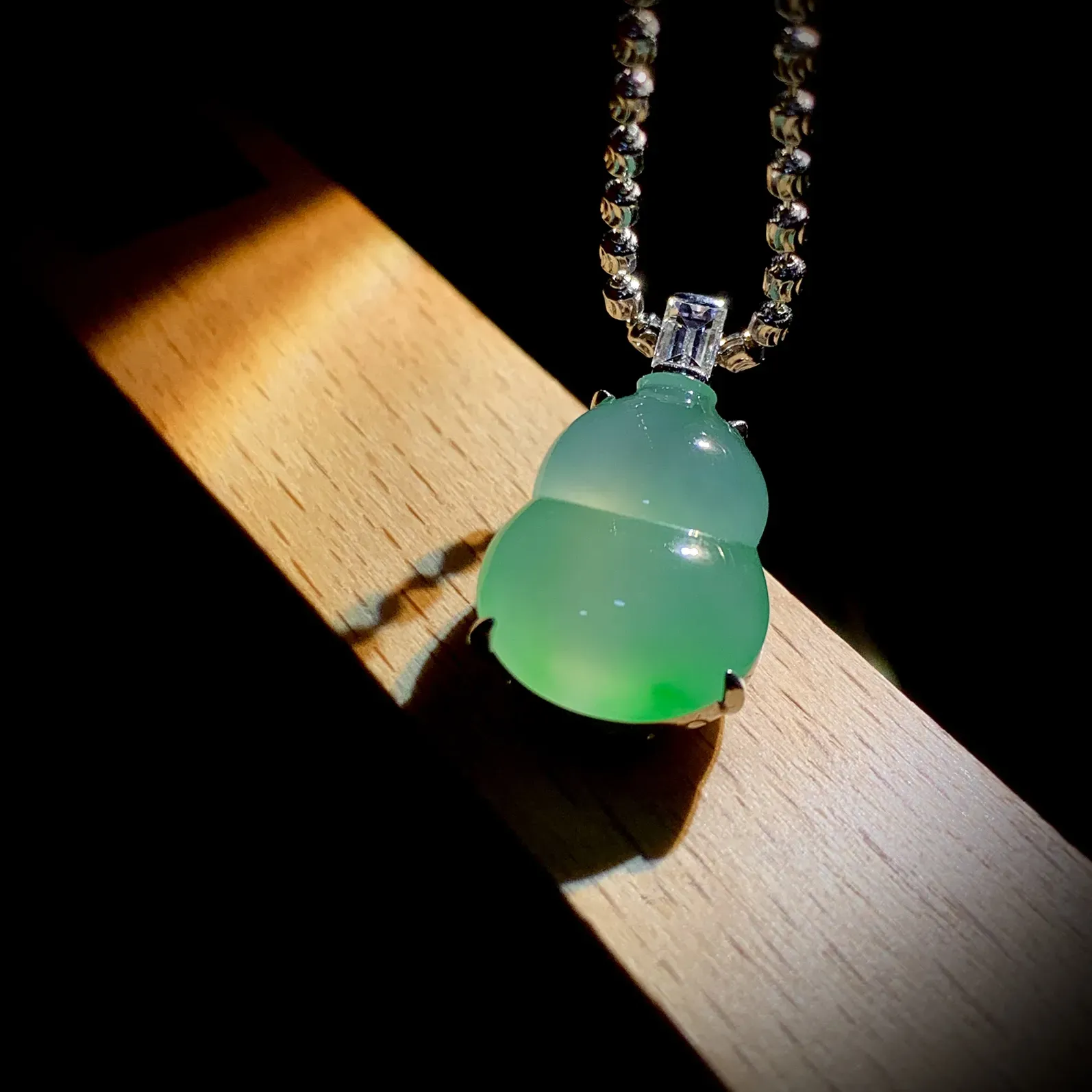 葫芦吊坠，裸石16-12.2-5mm，
整体21.5-12.2-8.5mm，
18K金，南非钻，不配图链