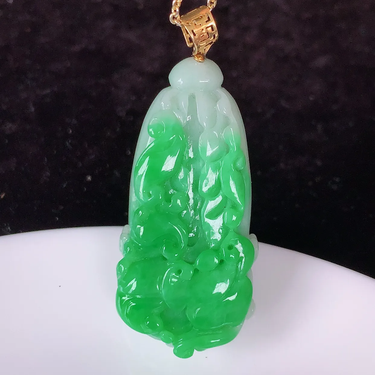 18K金镶嵌辣绿翡翠招百财白菜吊坠，百财聚来，财源滚滚，色泽鲜艳，精工水润的白菜，性价比高！#1.2