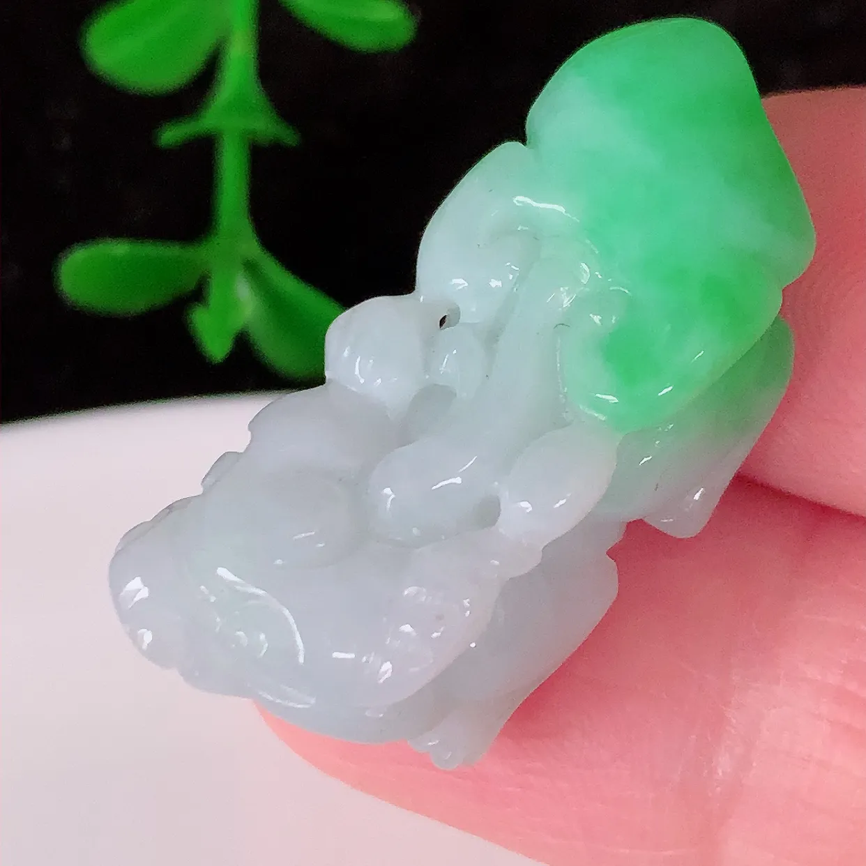 自然光实拍，冰润飘绿翡翠招财貔貅吊坠， 翠色灵动，种老水足，寓意好，品相佳，佩戴佳品！#81.2