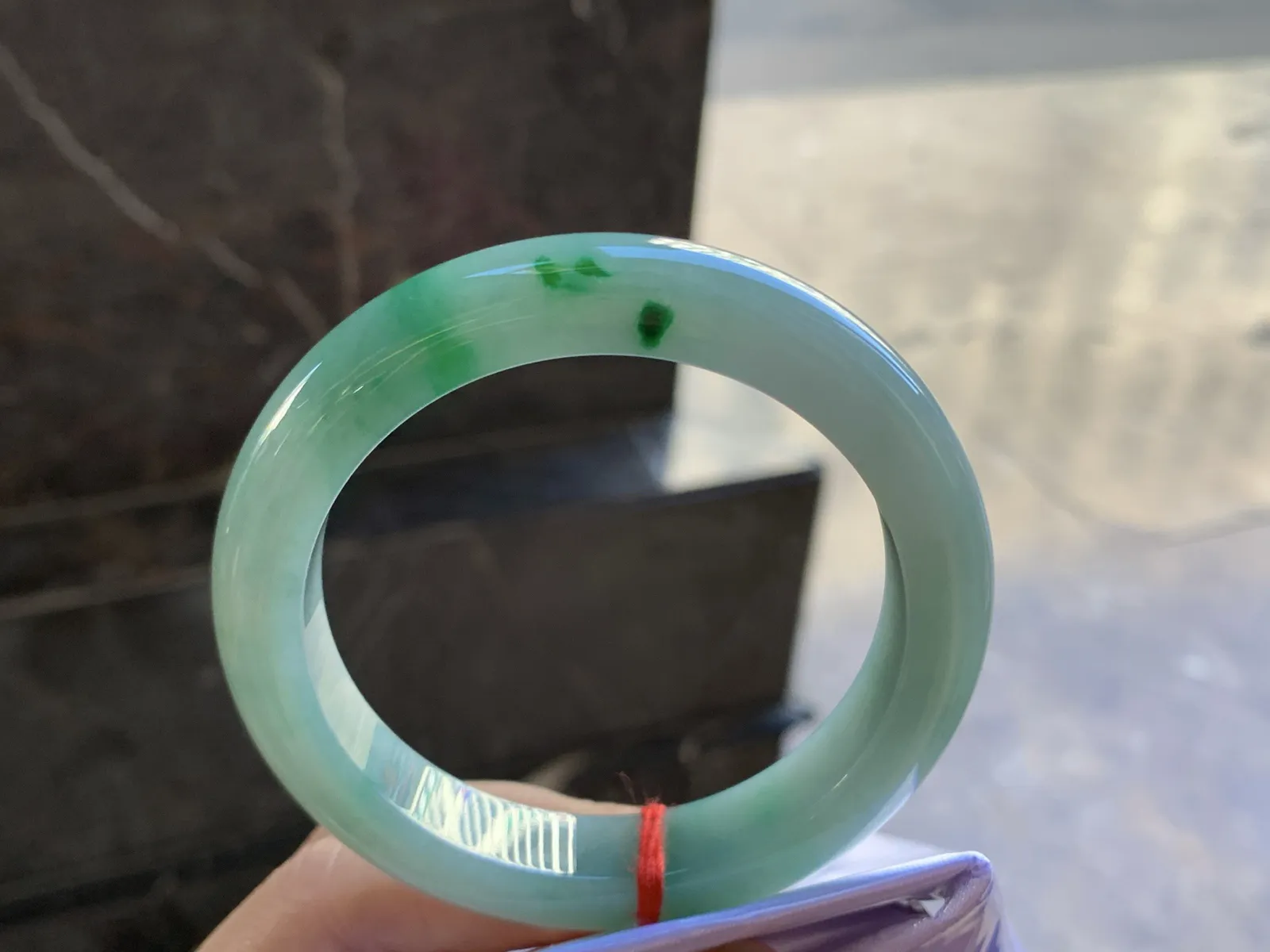 56-11.4-9.1

带色手镯^_^玉质温润