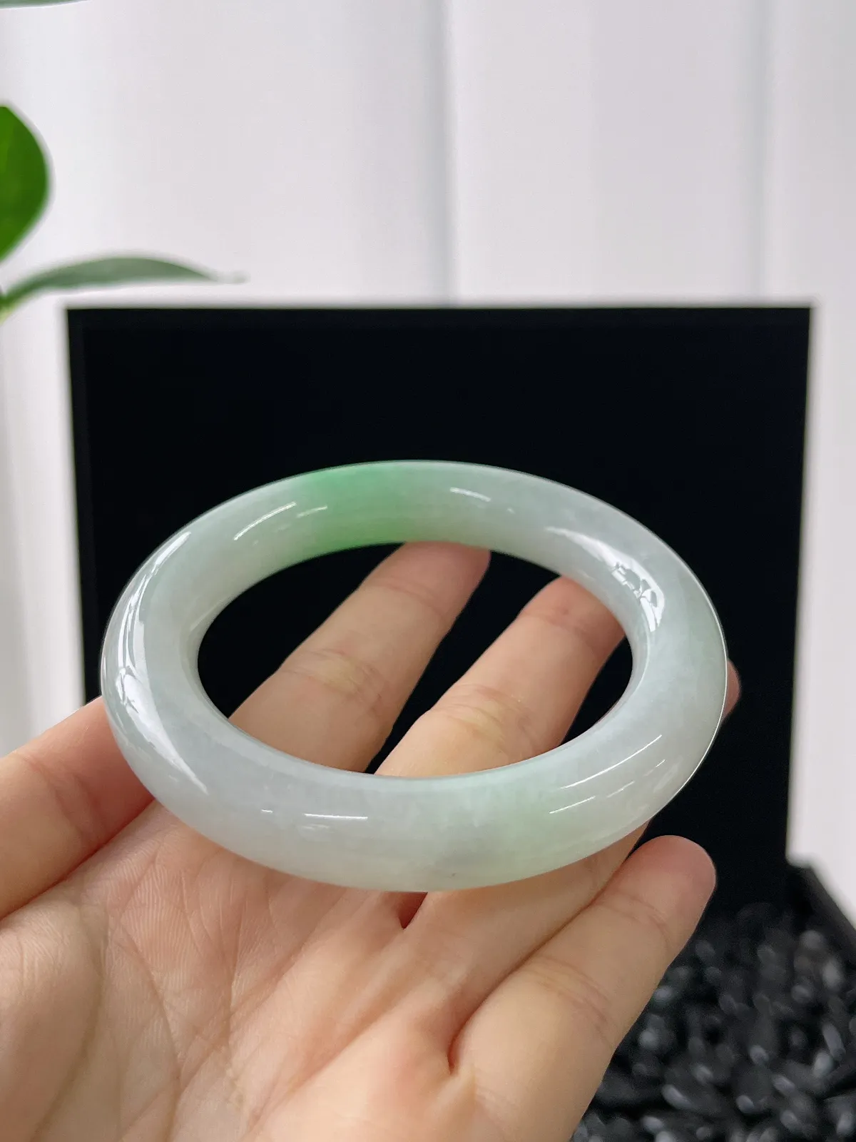 圆镯54.4圈口，翡翠冰糯种飘绿手镯