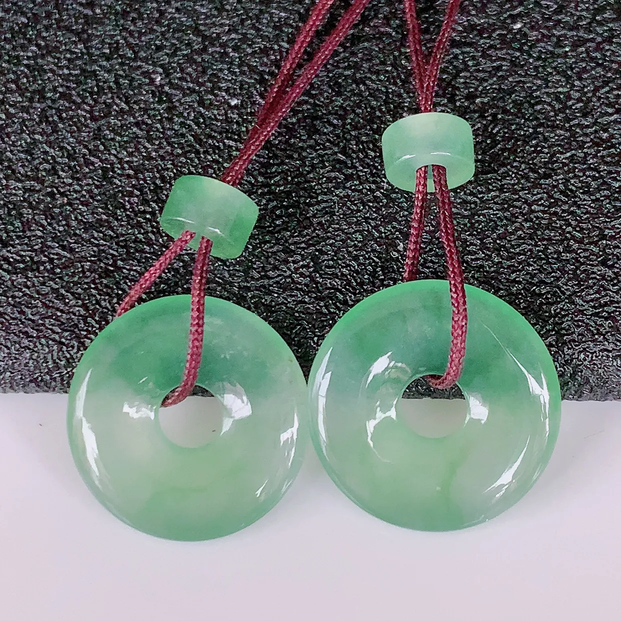 自然光实拍，冰种飘绿翡翠一对平安扣耳坠，翠色灵动，玉质细腻，颜色漂亮，品相佳，佩戴佳品！配图银线 #57.2尺寸13.8*2.5