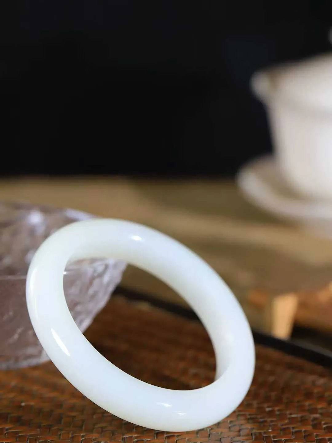 （一见倾心.手镯）

精品️和田玉白玉手镯，玉质温润细腻 油性十足 手感舒适，高华雅逸，线条流畅，简约大气，美自天成，素雅高贵。佩戴于腕间，婉约之美，举手投足间透出那低调奢华。重57.5克  尺寸54.5-12.3-9.8mm FDA79110326