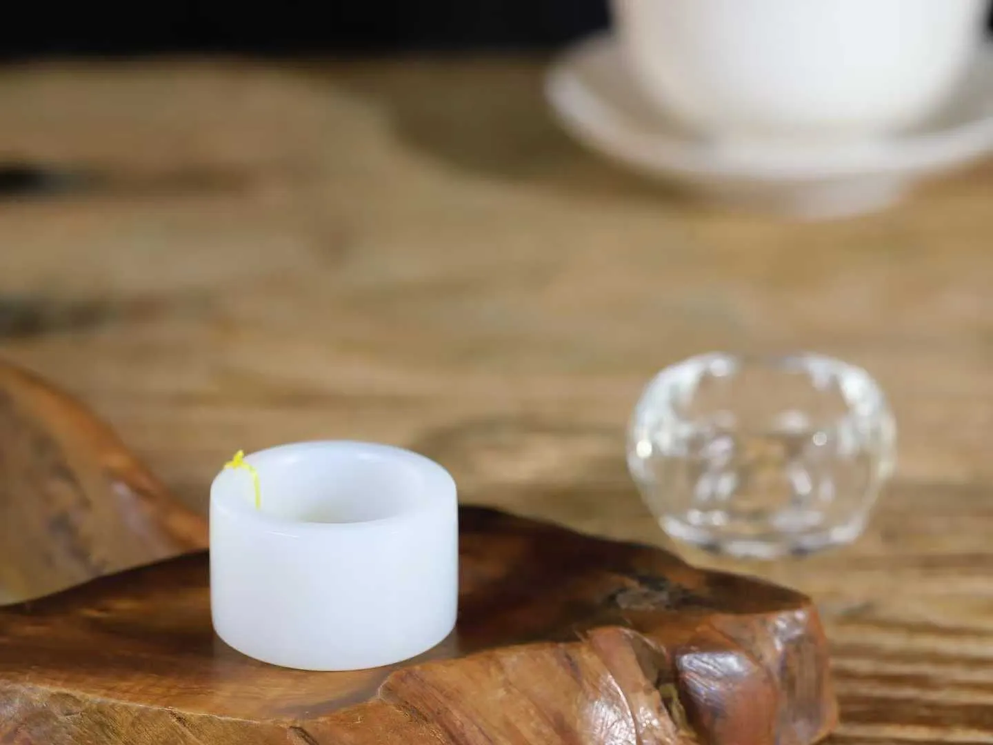 （古韵.扳指）

精品和田玉白玉扳指，玉质温润，油润感十足， 整器古韵生辉。优雅高贵。运筹帷幄于