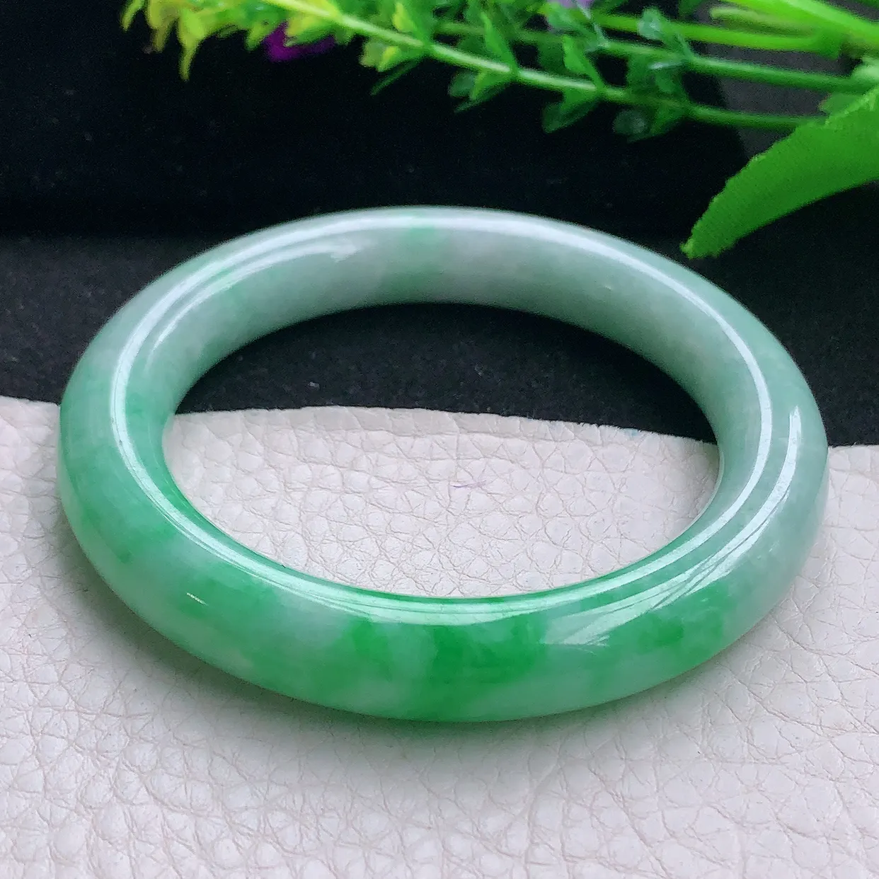 yh自然光54*10.2美人镯 天然缅甸翡翠a货半山水飘阳绿圆条玉镯子