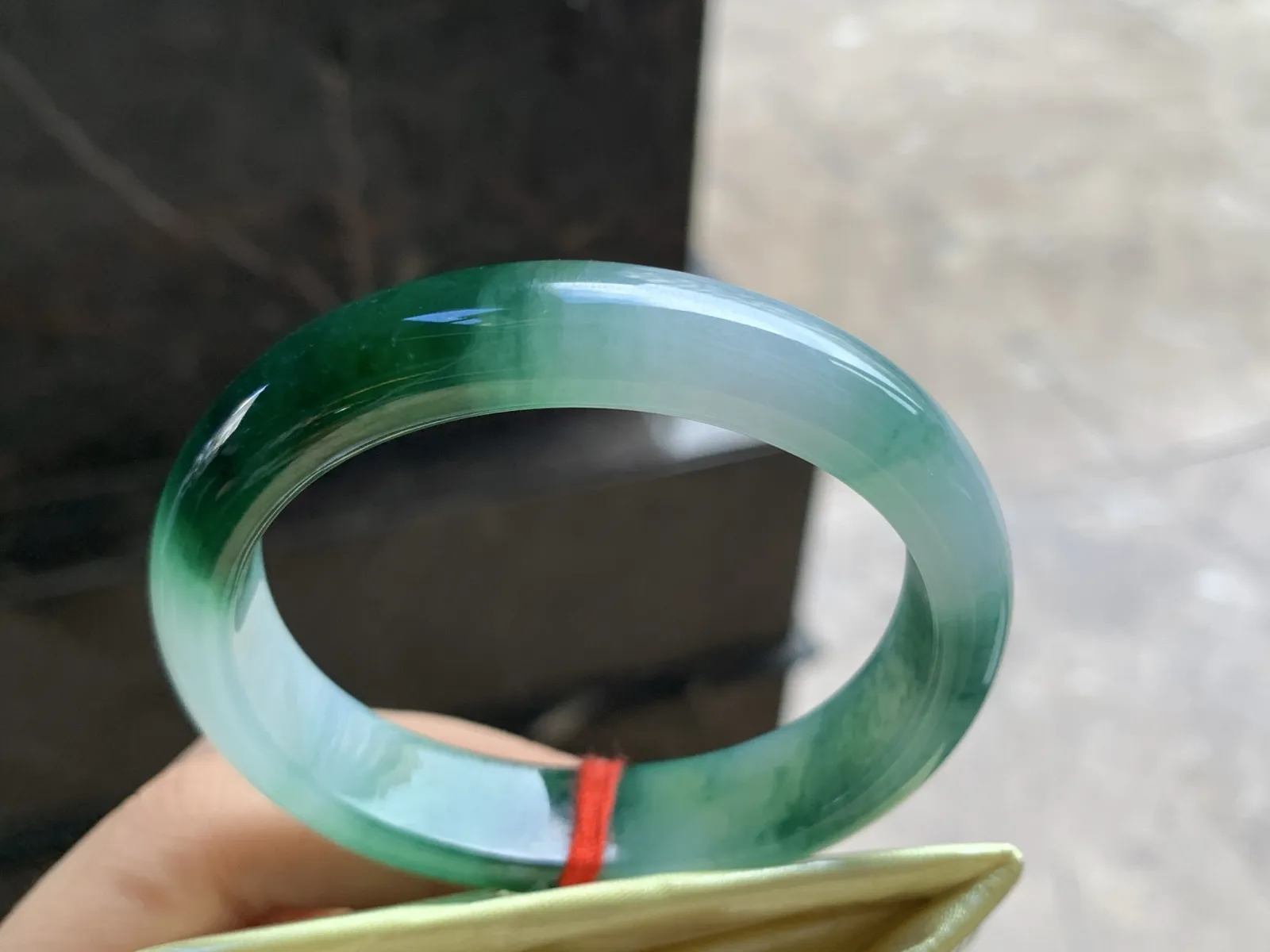 54-12.6-7.8

绿花贵妃手镯手镯^_^颜色浓郁 正圈52可以带