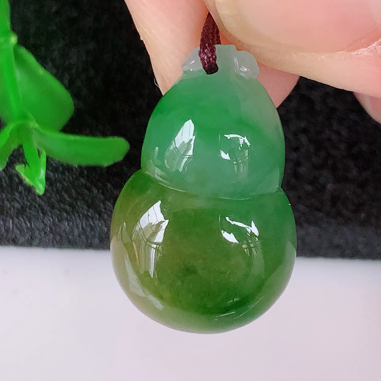 自然光实拍，冰润黄加绿翡翠葫芦吊坠，寓意福禄双全，财源滚滚，清新脱俗，佩戴效果优雅迷人！#05.2