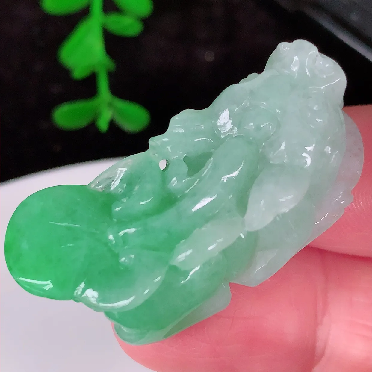 自然光实拍，冰飘绿翡翠招财貔貅吊坠，翠色灵动，种老水足，寓意好，品相佳，佩戴佳品！#81.2