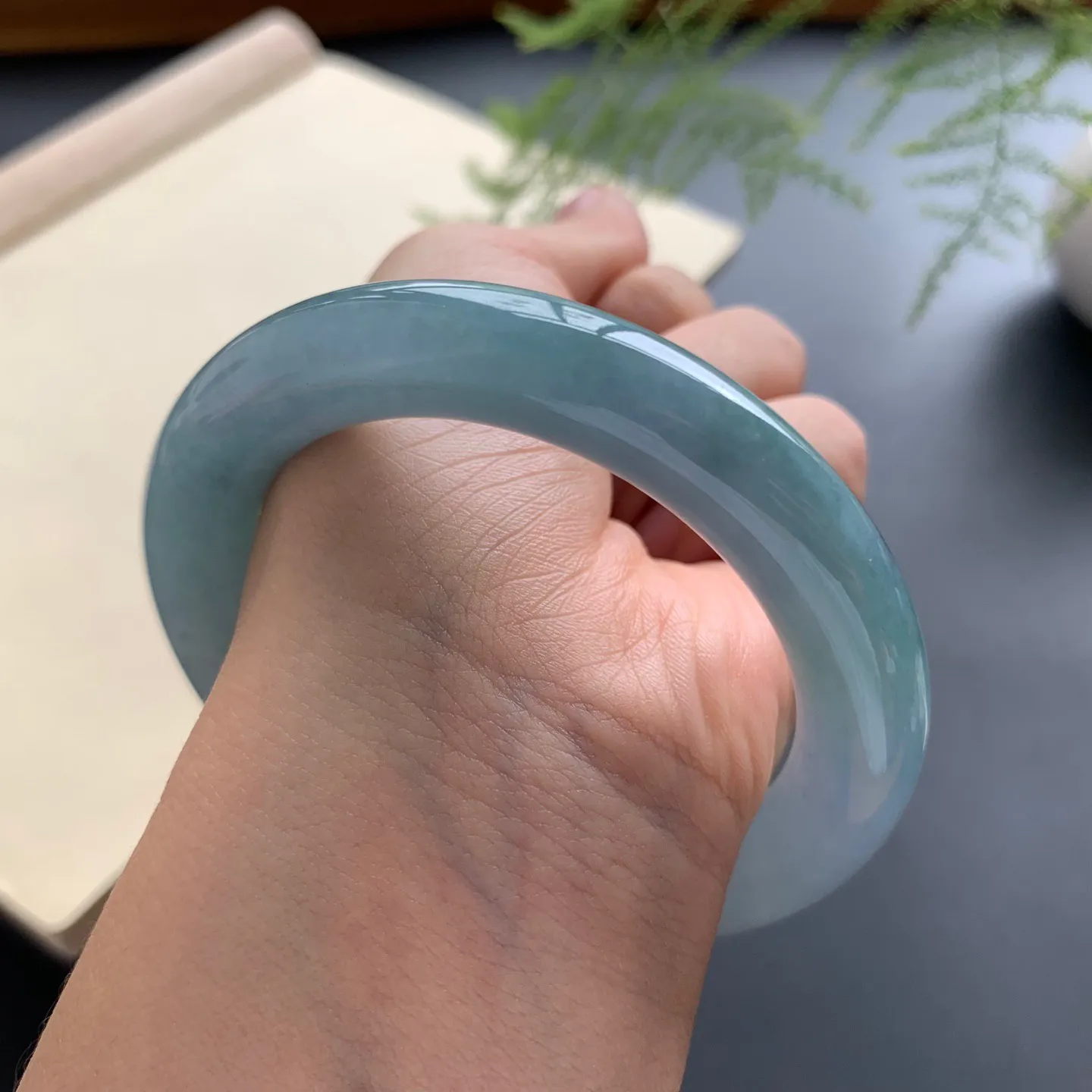 55圈口蓝底圆条手镯 尺寸：55-11，无纹裂，细腻光滑，色泽浓郁