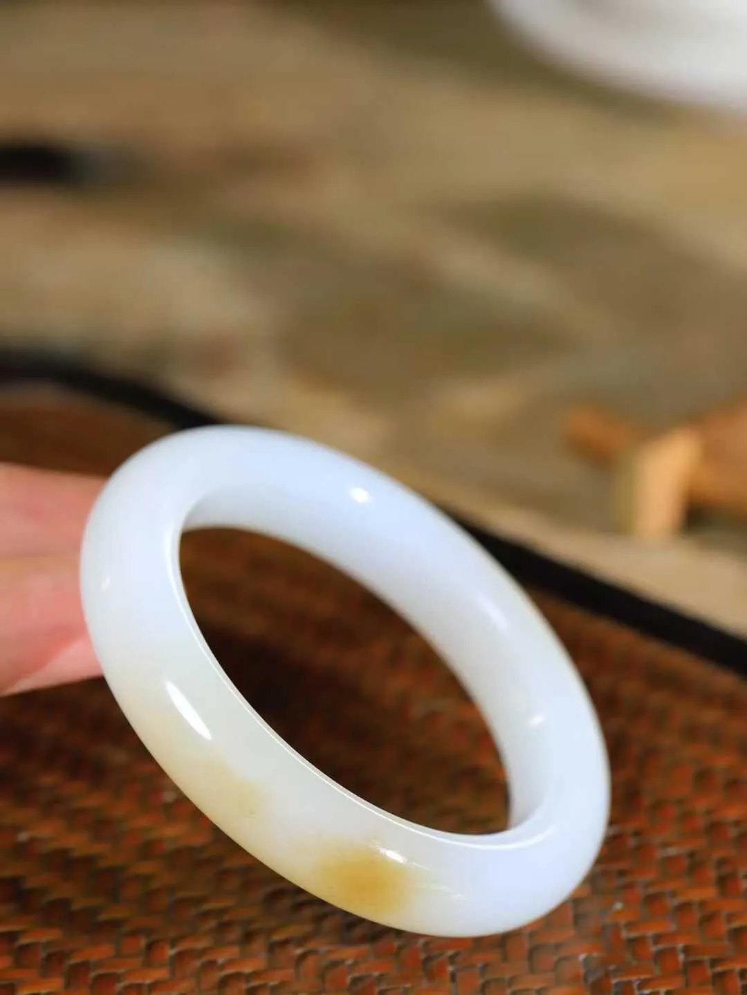 [温润如玉.手镯]

精品和田玉糖白玉手镯。玉质温润细腻 油性十足 手感舒适，高华雅逸，线条流畅，简约大气，美自天成，素雅高贵。佩戴于腕间，婉约之美，举手投足间透出那份低调奢华。重61.5克 内径53.5mm尺寸12.7-10mm FDA-12110400