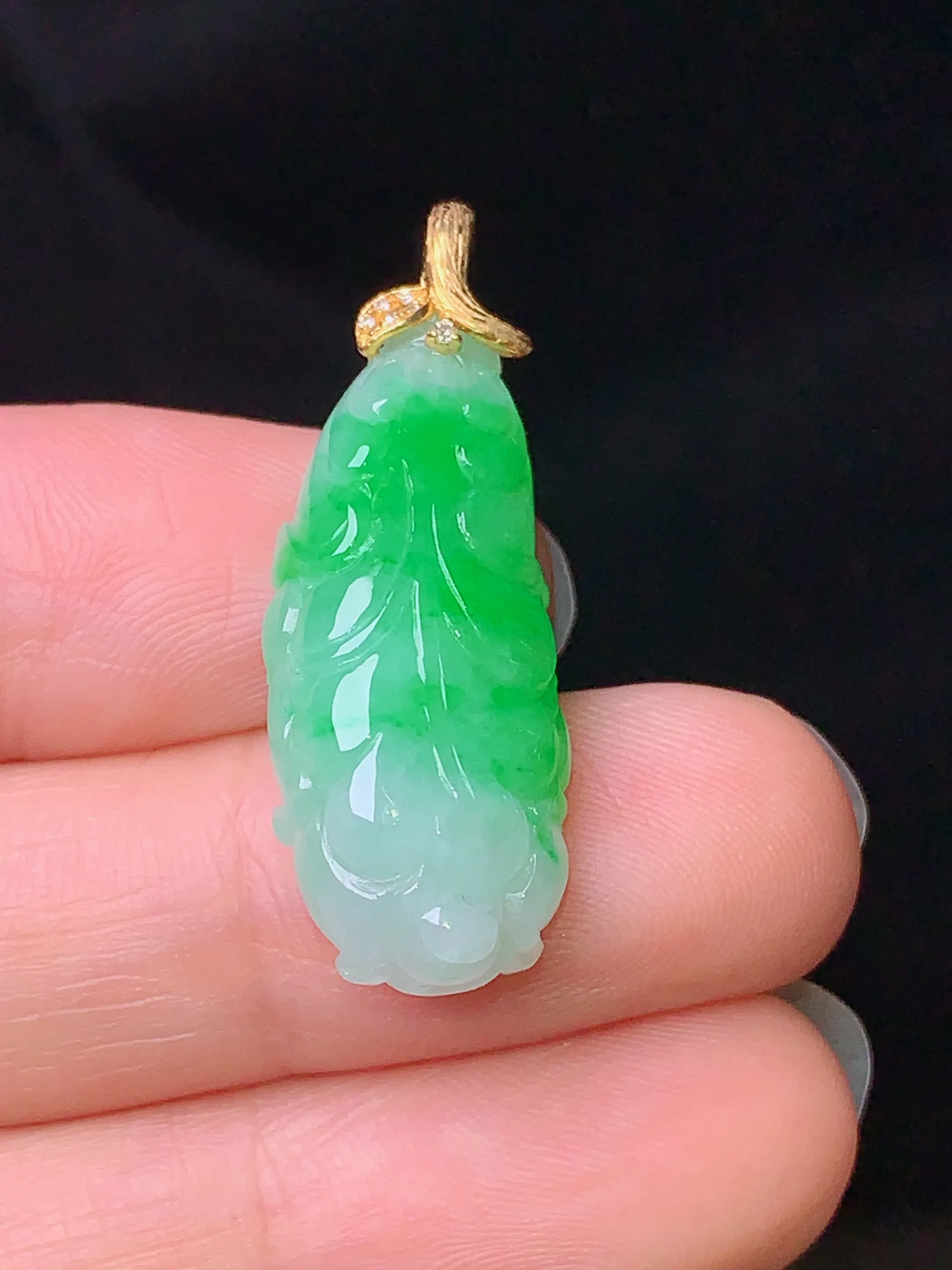 18k金钻镶嵌翠绿白菜吊坠 玉质细腻 色泽清新艳丽 整体尺寸33*11.5*7