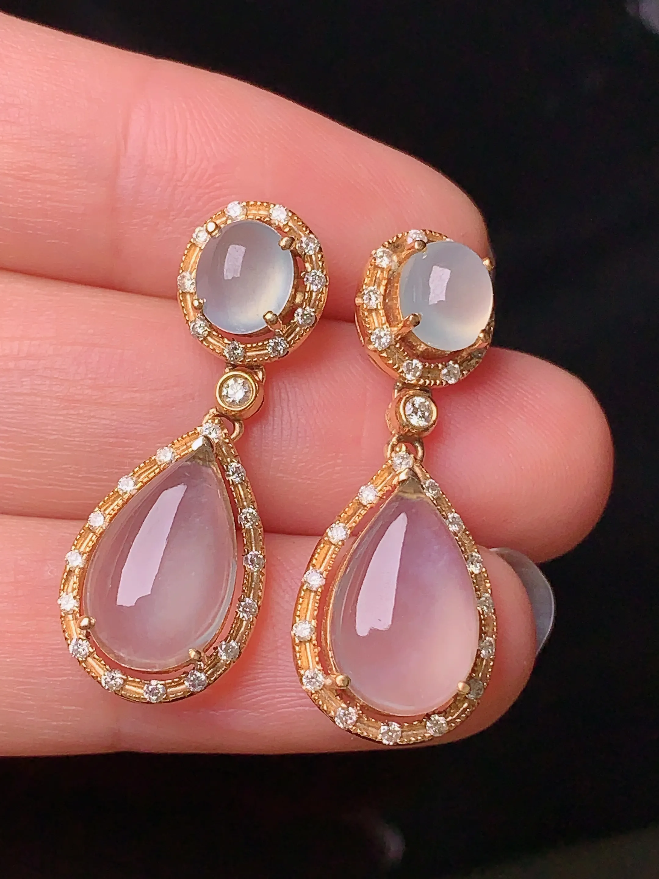 18k金钻镶嵌冰种蛋面耳坠 玉质细腻 色泽清新艳丽 整体尺寸29.3*11.6*6.6