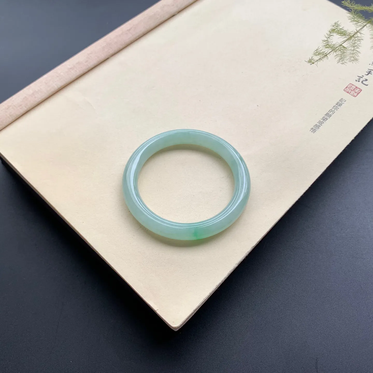 53圈口飘绿圆条手镯 尺寸：53-8.5，无纹裂，细腻光滑，色泽靓丽