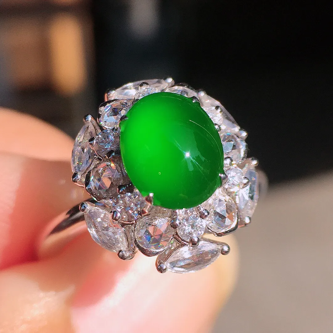 辣绿蛋面戒指，色泽均匀浓郁，玉质细腻，荧光感超
强，饱满圆润，尽显优雅气质，18k
金豪华镶嵌