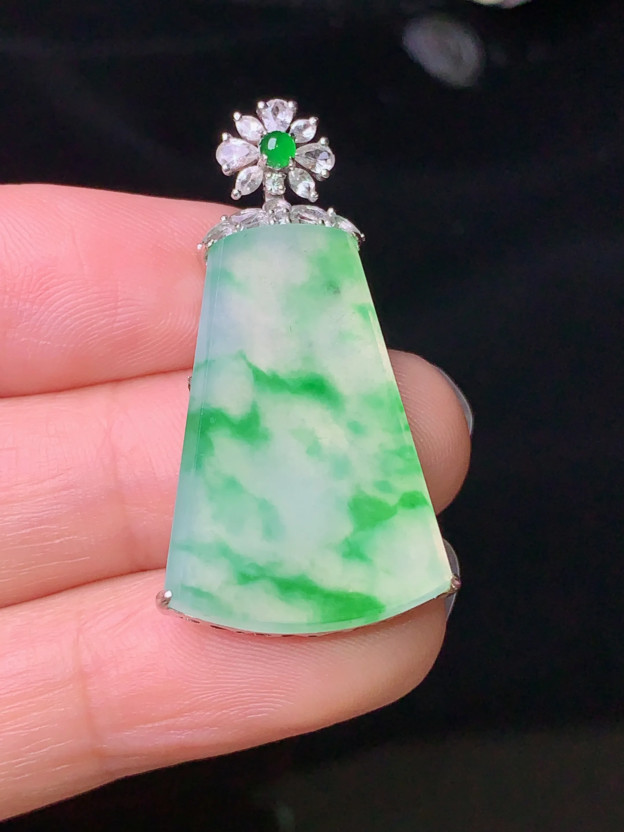 18k金钻镶嵌飘绿无事牌吊坠 玉质细腻 色泽清新艳丽 整体尺寸37.2*18.5*5.2