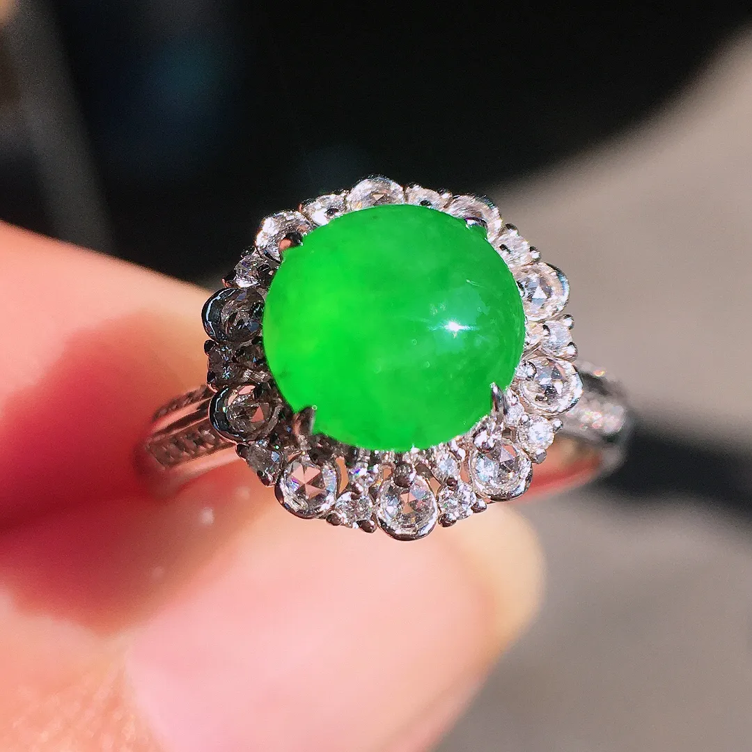 阳绿蛋面戒指，色泽均匀艳丽，玉质细腻，荧光感超
强，饱满圆润，尽显优雅气质，18k
金豪华镶嵌