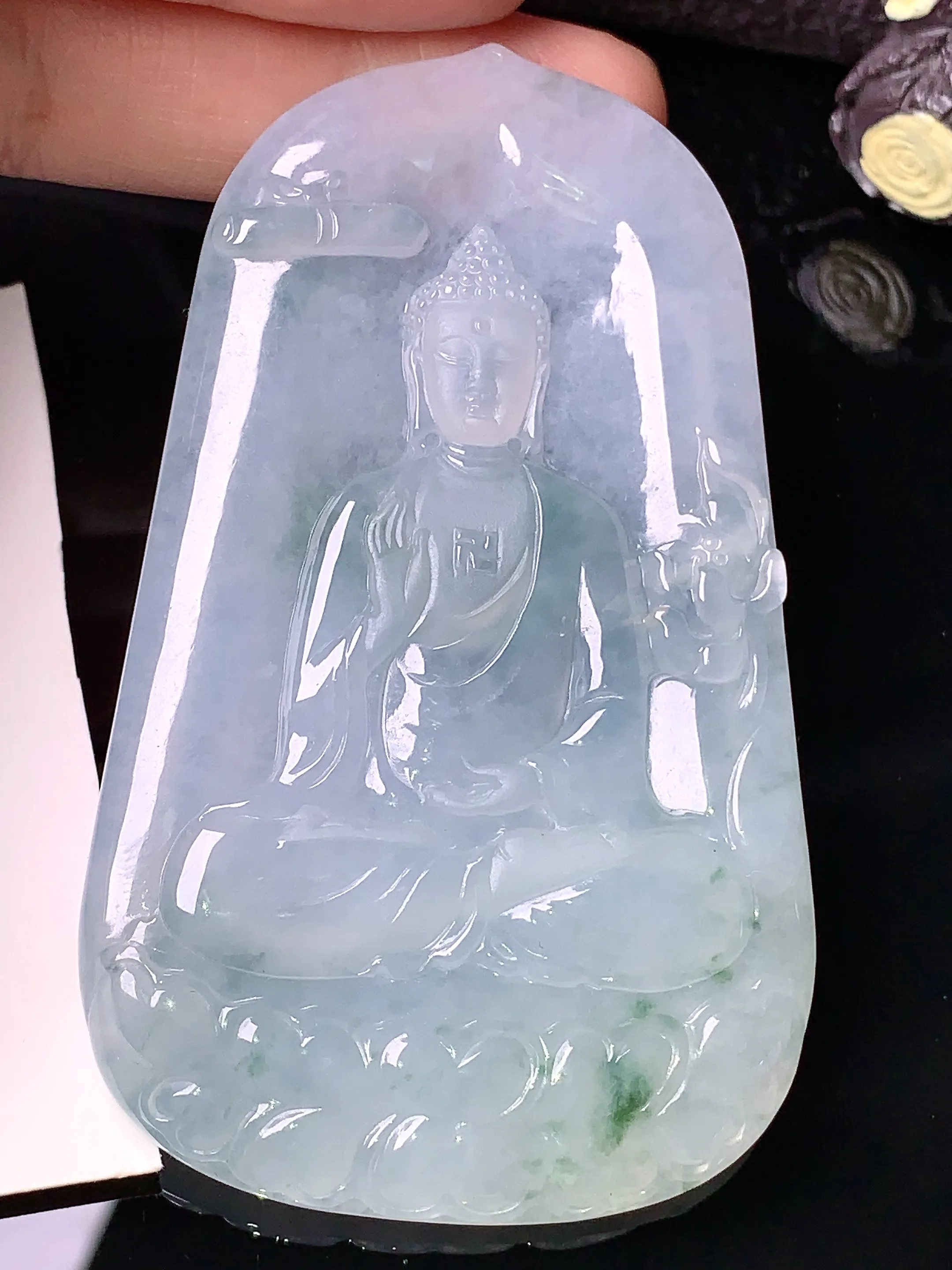 冰种大日如来吊坠 玉质细腻 色泽清新艳丽 整体尺寸72.8*43.6*5.8