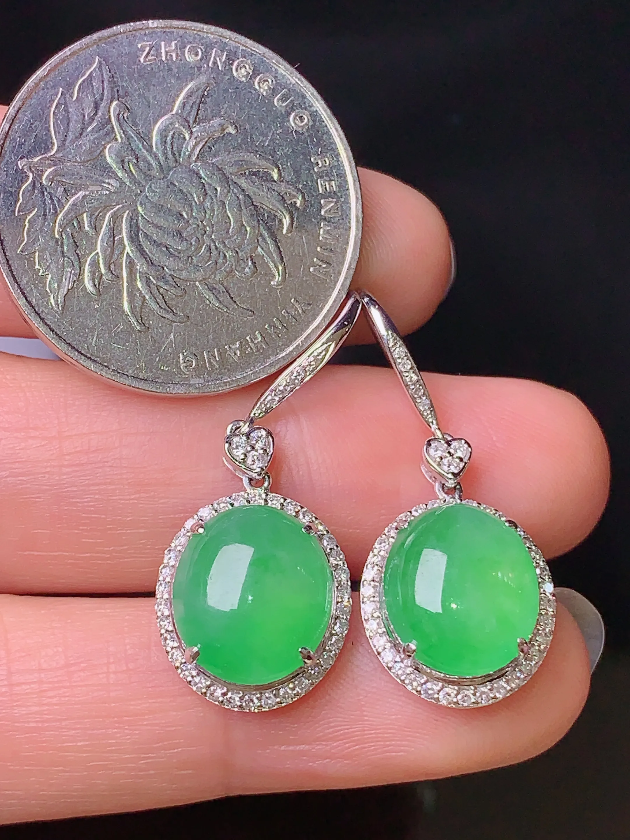 18k金钻镶嵌翠绿蛋面耳坠 玉质细腻 色泽清新艳丽 整体尺寸30*12.5*7.2